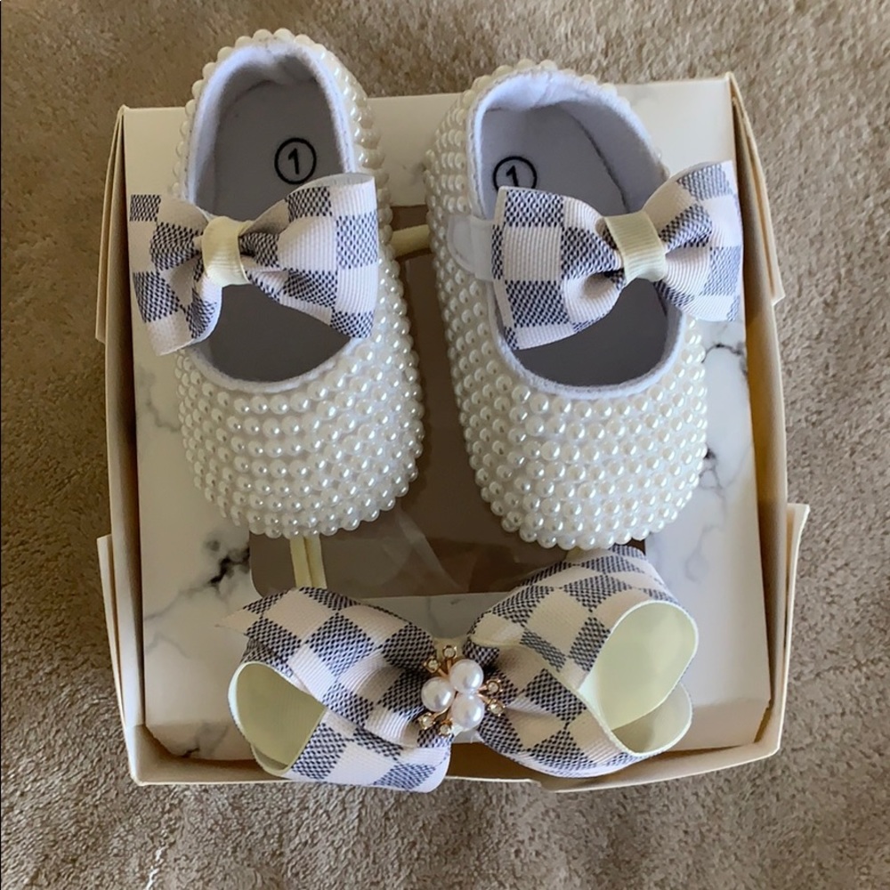 New never used! Baby girl shoe: headband set
